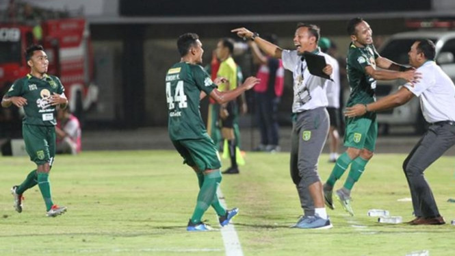 Pemain Persebaya merayakan gol