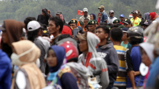 Warga Padati Pantai Karawang Untuk Melihat Evakuasi Pesawat Lion Air