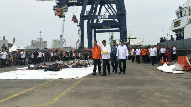 Jokowi Kunjungi Posko Terpadu Lion Air JT 610