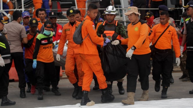 Hari Kedua Evakuasi Jenazah dan Puing Pesawat Lion Air JT610