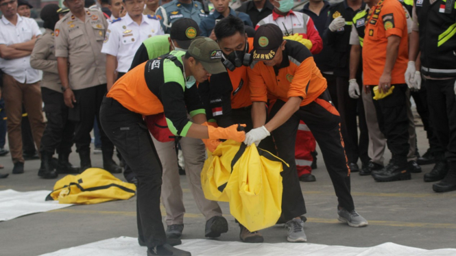 Hari Kedua Evakuasi Jenazah dan Puing Pesawat Lion Air JT610