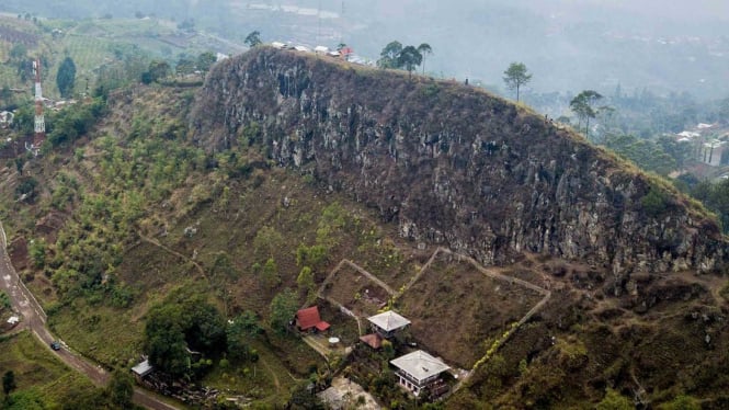 Foto udara Gunung Batu yang termasuk dalam sesar Lembang atau patahan Lembang di Kabupaten Bandung Barat, Jawa Barat, Selasa, 30 Oktober 2018.