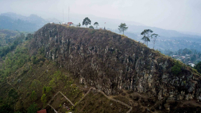 Foto udara Gunung Batu yang termasuk dalam sesar Lembang atau patahan Lembang di Kabupaten Bandung Barat, Jawa Barat, Selasa, 30 Oktober 2018.