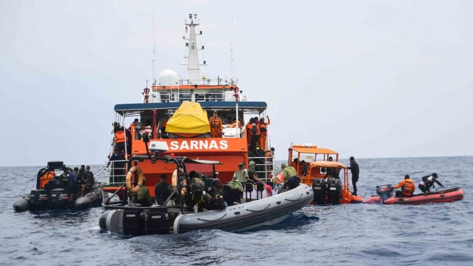 Sejumlah kapal melakukan pencarian korban jatuhnya pesawat Lion Air JT 610 di Perairan Tanjung Pakis, Karawang, Jawa Barat