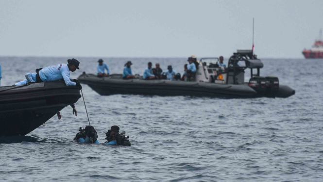 Anggota TNI AL bersiap melakukan penyelaman untuk mencari korban jatuhnya pesawat Lion Air JT 610 di Perairan Tanjung Pakis, Karawang, Jawa Barat