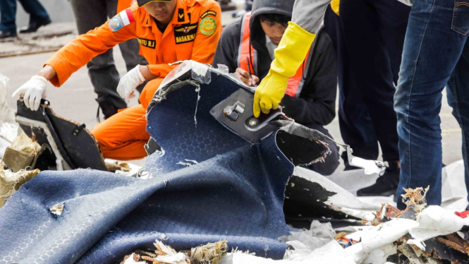 Petugas melakukan identifikasi barang milik korban kecelakaan pesawat Lion Air JT 610 di Posko Evakuasi Pelabuhan Tanjung Priok, Jakarta