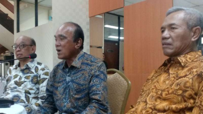 Mantan Menteri Perhubungan, Budhi Muliawan Suyitno (kanan), usai menghadiri hari jadi Universitas Pancasila di Jakarta pada Rabu, 31 Oktober 2018.
