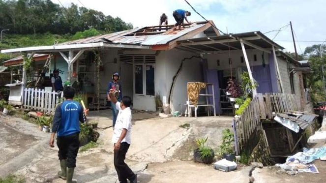 Rumah rusak akibat retakan tanah di Sawahlunto, Sumatera Barat.