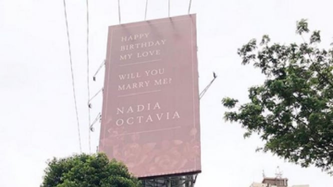 Billboard ucapan selamat ulang tahun dan ajakan menikah di Jalan Gatot Subroto