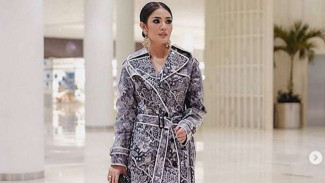 Pakai Baju Bak Jas Hujan, Nindy Tak Takut Disebut Gila