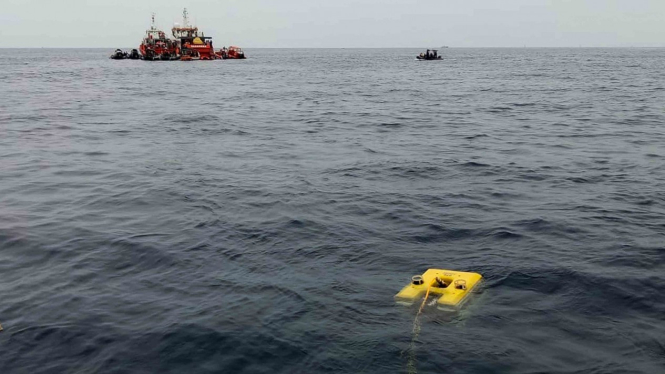 ROV (Remote Operated Vehicle) dari kapal Victory PHE ONWJ diturunkan untuk mengidentifikasi objek bawah laut dalam upaya pencarian pesawat Lion Air JT610 rute Jakarta-Pangkal Pinang yang jatuh di perairan Laut Utara Karawang, Jawa Barat
