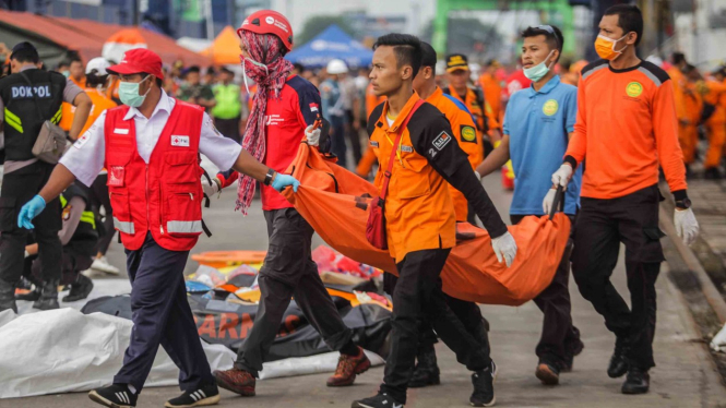 Petugas membawa kantong berisi jenazah korban pesawat Lion Air JT 610 yang jatuh di perairan Tanjung Karawang di Posko Evakuasi Pelabuhan Tanjung Priok, Jakarta