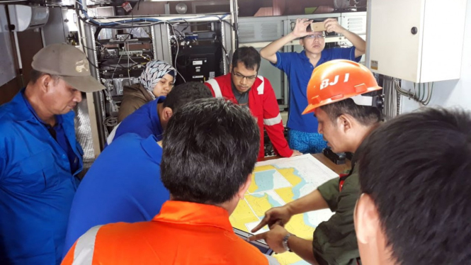 Sejumlah petugas bekerja melakukan koordinasi untuk pencarian Black Box Lion Air JT610 di K.R. Baruna Jaya I di Perairan Tanjung, Karawang, Jawa Barat. 1 November 2018.