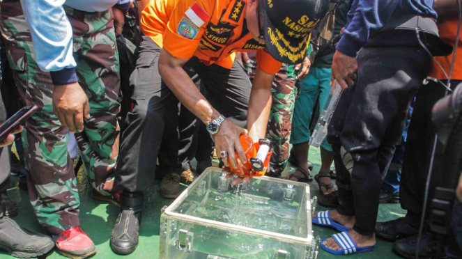 Kepala Basarnas Marsekal Madya TNI Muhammad Syaugi memeriksa kondisi bagian dari kotak hitam (black box) pesawat Lion Air bernomor registrasi PK-LQP dengan nomor penerbangan  JT 610 yang telah ditemukan oleh tim SAR gabungan di KR Baruna Jaya I, di perair