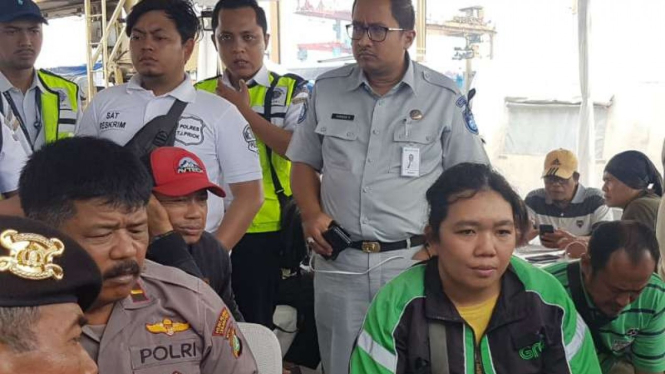 Anastasia, pengemudi ojek online mengaku melihat Lion Air terbang miring.