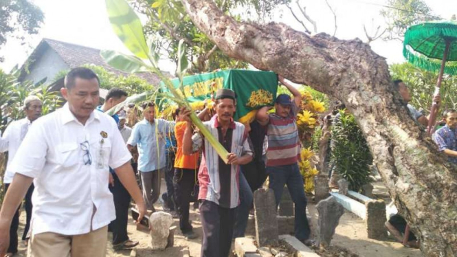 Pemakaman Jannatun Cintya Dewi, salah satu korban kecelakaan pesawat Lion Air JT-610, dimakamkan di kampung halamannya di Sidoarjo, Jawa Timur, pada Kamis, 1 November 2018.