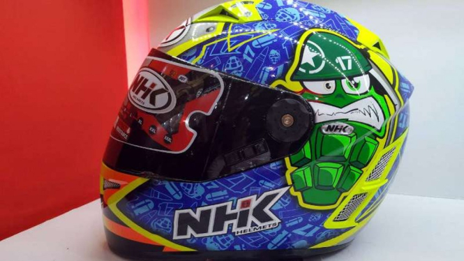 Helm replika pembalap Ducati di MotoGP, Karel Abraham.