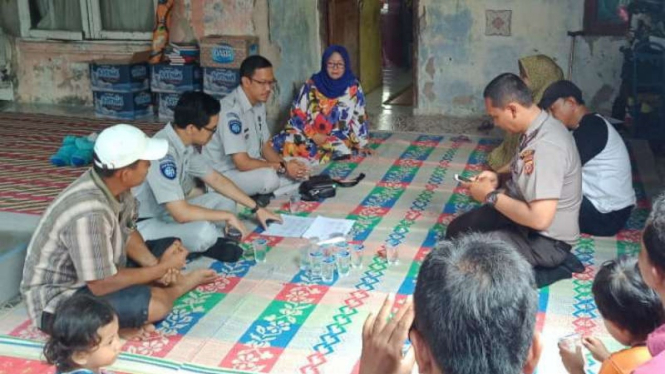Keluarga Arif Yustian, salah satu korban pesawat Lion Air JT-610, di Desa Rawa Panjang, Kecamatan Bojonggede, Kabupaten Bogor, Jawa Barat, pada Kamis, 1 November 2018.