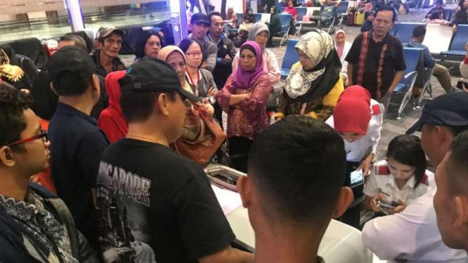 Ratusan penumpang Lion Air yang penerbangannya ditunda di Bandara Kualanamu, Deli Serdang, Sumatera Utara, pada Kamis malam, 1 November 2018.