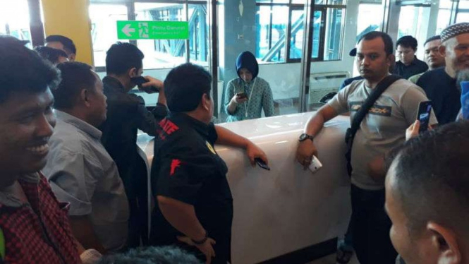 Para penumpang Lion Air JT-130 rute Padang-Kualanamu akhirnya diberangkatkan menggunakan pesawat pengganti yang datang dari Jakarta pada pukul 19.45 WIB, Kamis, 1 November 2018.