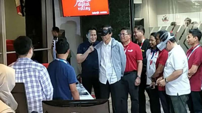 Presiden Jokowi mencoba alat virtual reality.