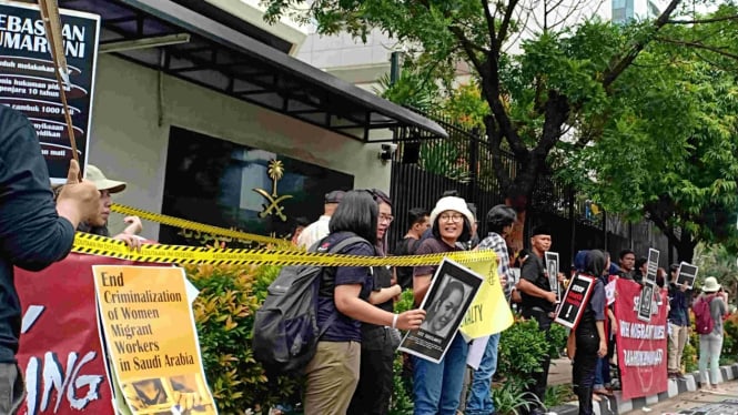 TKI dan aktivis saat demonstrasi di depan Kedubes Arab Saudi di Jakarta.