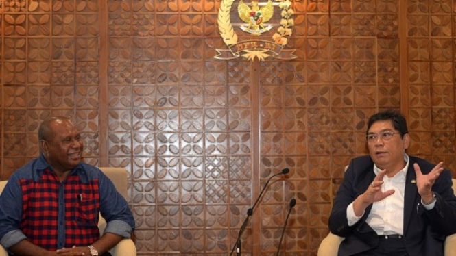 Wakil Ketua DPR RI Utut Adianto dan Bupati Manokwari Selatan Markus Waran.