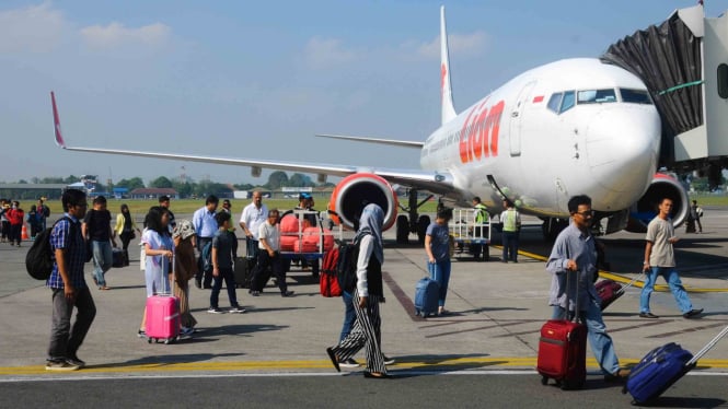 sorot penerbangan - pesawat - bandara