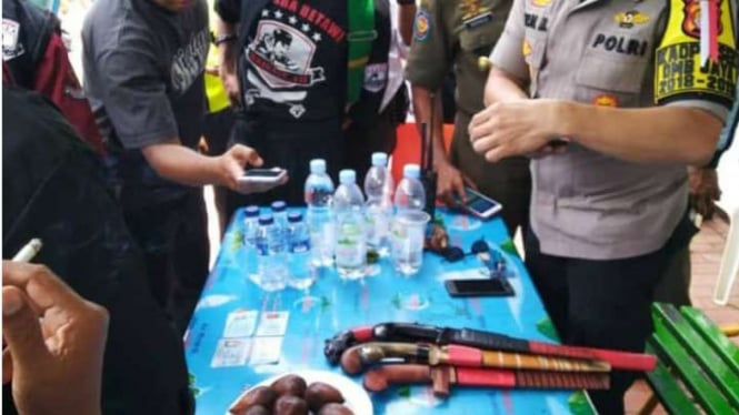 Polisi amankan seorang remaja membawa senjata tajam.