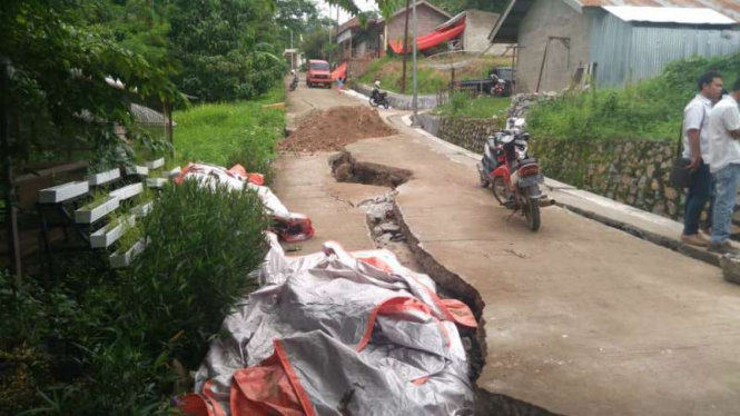 Tanah retak atau merekah di Perumnas Lembah Santur Dusun Karanganyar, Desa Santur, Kecamatan Barangin, Kota Sawahlunto, Sumatera Barat, pada Jumat, 2 November 2018.