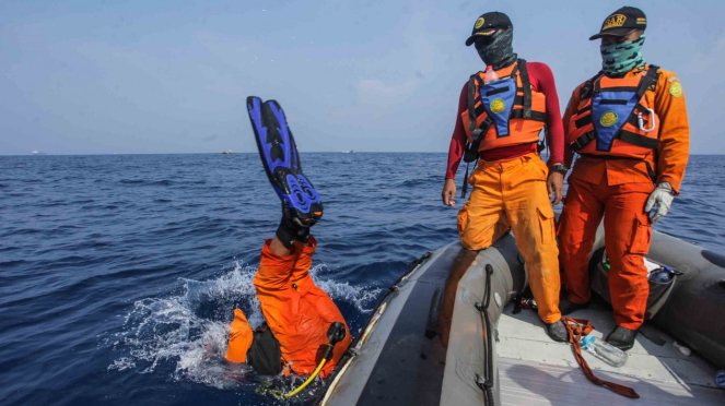 Tim SAR gabungan melakukan penyelaman saat melakukan mencari kotak hitam (black box) pesawat Lion Air bernomor registrasi PK-LQP dengan nomor penerbangan JT 610 di perairan Tanjung Karawang, Jakarta