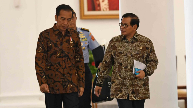 Presiden Joko Widodo (kiri) berbincang dengan Sekretaris Kabinet Pramono Anung sebelum memimpin rapat terbatas di Istana Bogor, Jawa Barat