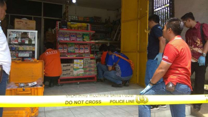 Polisi memeriksa lokasi perampokan dan pembunuhan di sebuah toko sembako di Jalan Raya Segaran, Malang, Jawa Timur, pada Jumat, 2 November 2018.