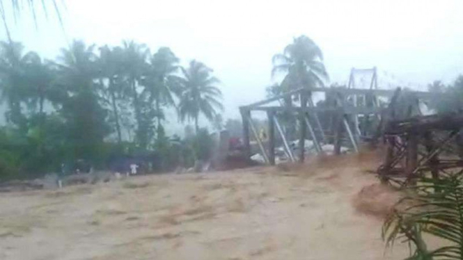 Banjir merendam sejumlah lokasi di Kota Padang, Sumatera Barat.