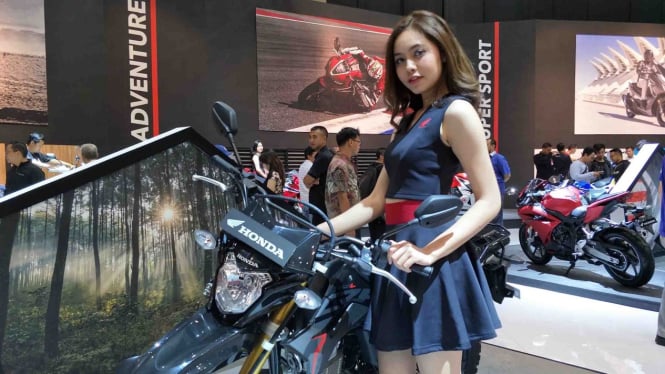 SPG di ajang Indonesia Motorcycle Show (IMOS) 2018