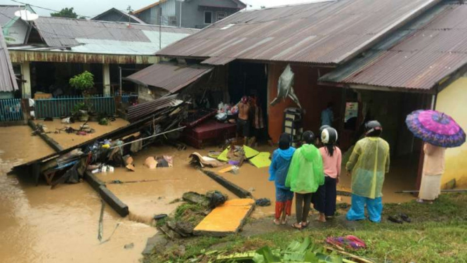 Puluhan rumah warga di Kelurahan Alai Parak Kopi, Kecamatan Padang Utara, Kota Padang, Sumatera Barat, rusak parah akibat diterjang banjir pada Jumat siang, 2 November 2018.