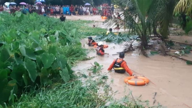 Tim SAR mencari dua balita korban banjir di tujuh kecamatan di Kota Padang, Sumatera Barat, pada Jumat sore, 2 November 2018.