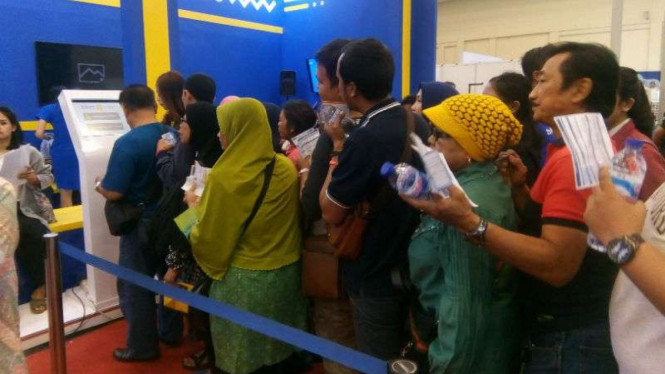 Sejumlah orang mengantre untuk membeli tiket kereta dalam KAI Expo di Indonesia Convention Exhibition, kawasan Bumi Serpong Damai, Tangerang, Banten, pada Sabtu, 3 November 2018.