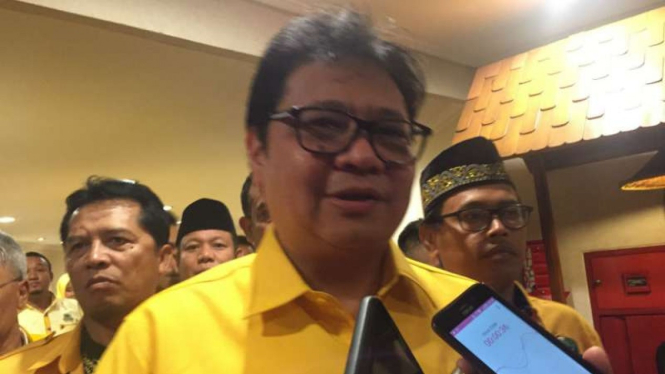 Ketua Umum Partai Golkar Airlangga Hartarto seusai menghadiri perayaan HUT Partai Golkar Jawa Barat di Kabupaten Purwakarta pada Sabtu, 3 November 2018.