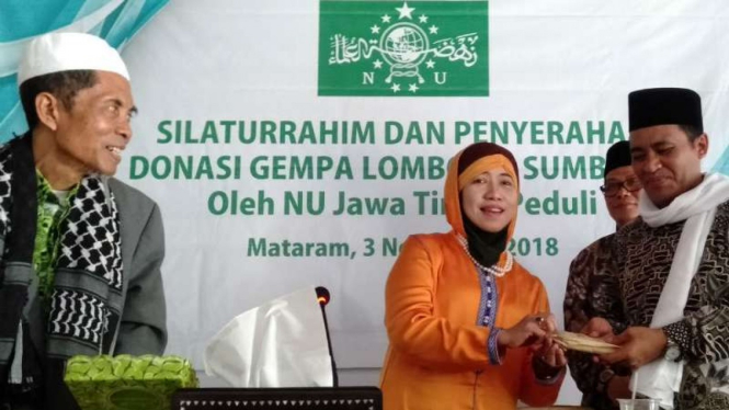 Duta Besar RI untuk Aljazair, Safira Machrusah, menyerahkan bantuan dari warga Indonesia di Aljazair untuk warga korban gempa di Lombok, Nusa Tenggara Barat, pada Sabtu, 3 November 2018.