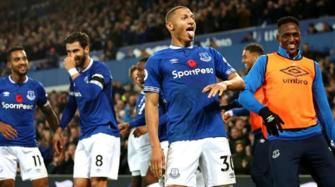 Pemain depan Everton, Richarlison, melakukan selebrasi usai mencetak gol