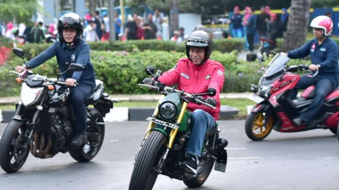 Presiden Jokowi touring naik motor custom