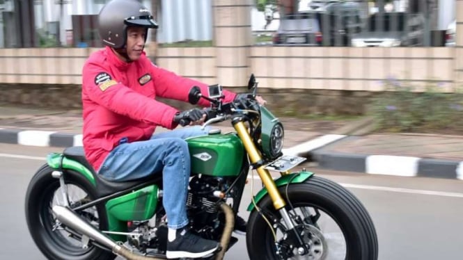 Presiden Jokowi touring naik motor custom