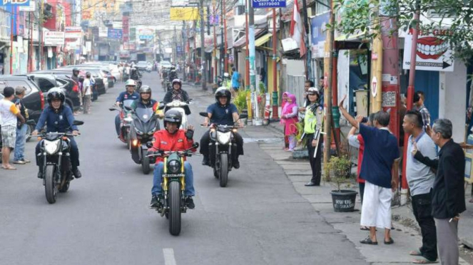 Jokowi blusukan di Tangerang pakai motor custom baru.