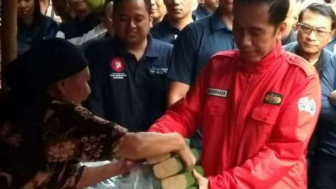 Jokowi blusukan ke Pasar Anyar, Tangerang.