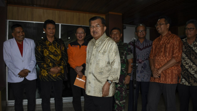 Wakil Presiden Jusuf Kalla bersama Gubernur NTB Zulkieflimansyah.