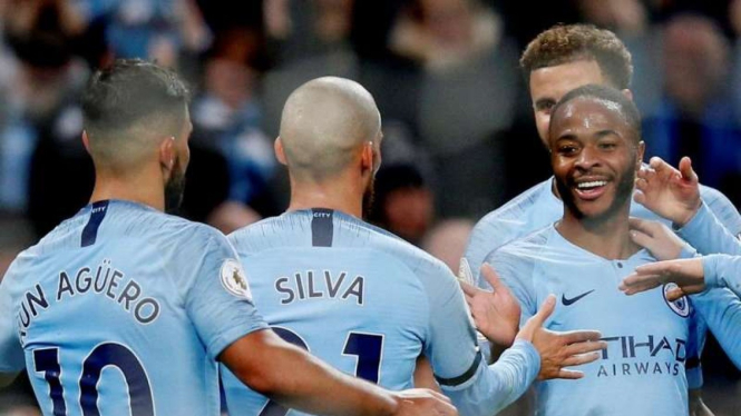 Para pemain Manchester City merayakan gol Raheem Sterling (kanan)