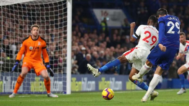 Penyerang Chelsea, Alvaro Morata (29), mencetak gol ke gawang Crystal Palace