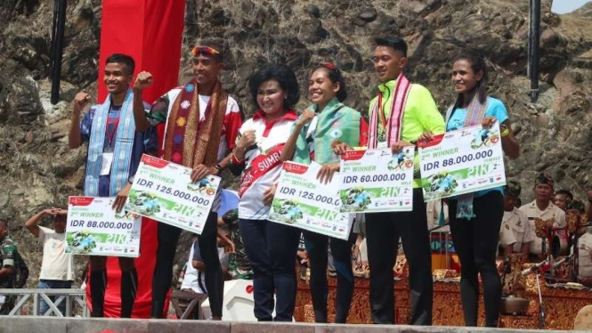 Pelari Indonesia, Odekta Naibaho (ketiga dari kanan)