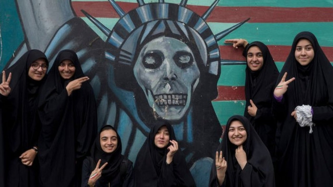 Anak-anak muda di Teheren ikut menunjukkan sikap mereka terhadap sanksi AS terhadap negara mereka. - Majid Saeedi/Getty Iamges